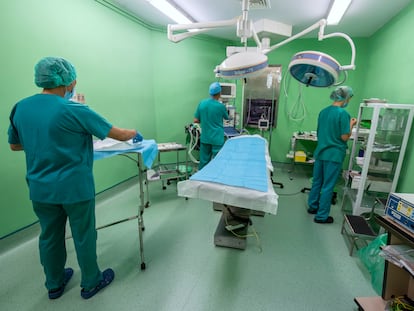Personal sanitario prepara uno de los quirófanos de la Clínica Isadora en Madrid.