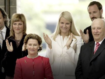 Los reyes Sonia y Harald de Noruega, la princesa Marta Luisa y Ari Behn y los príncipes Haakon y Mette-Marit, en Stavanger, en 2007. En vídeo, recuento del año de la familia real.