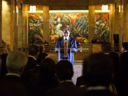 El presidente ejecutivo del Grupo PRISA, Juan Luis Cebrián, habla durante el evento social en México.