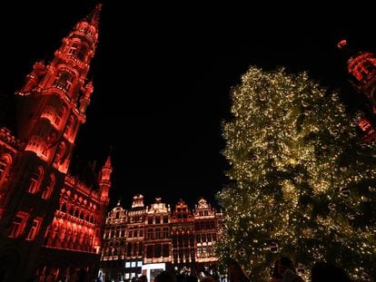 La Grand Place en Bruselas, Bélgica, se ilumina cada Navidad, ofreciendo una de las estampas más reconocibles de estas fechas.