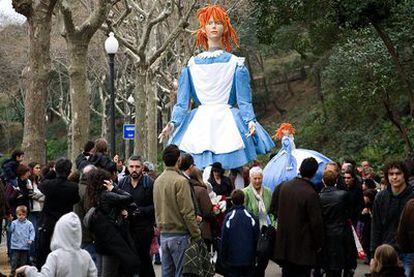 Pasacalles con marionetas gigantes de <i>Alicia,</i> ayer en Montjuïc.