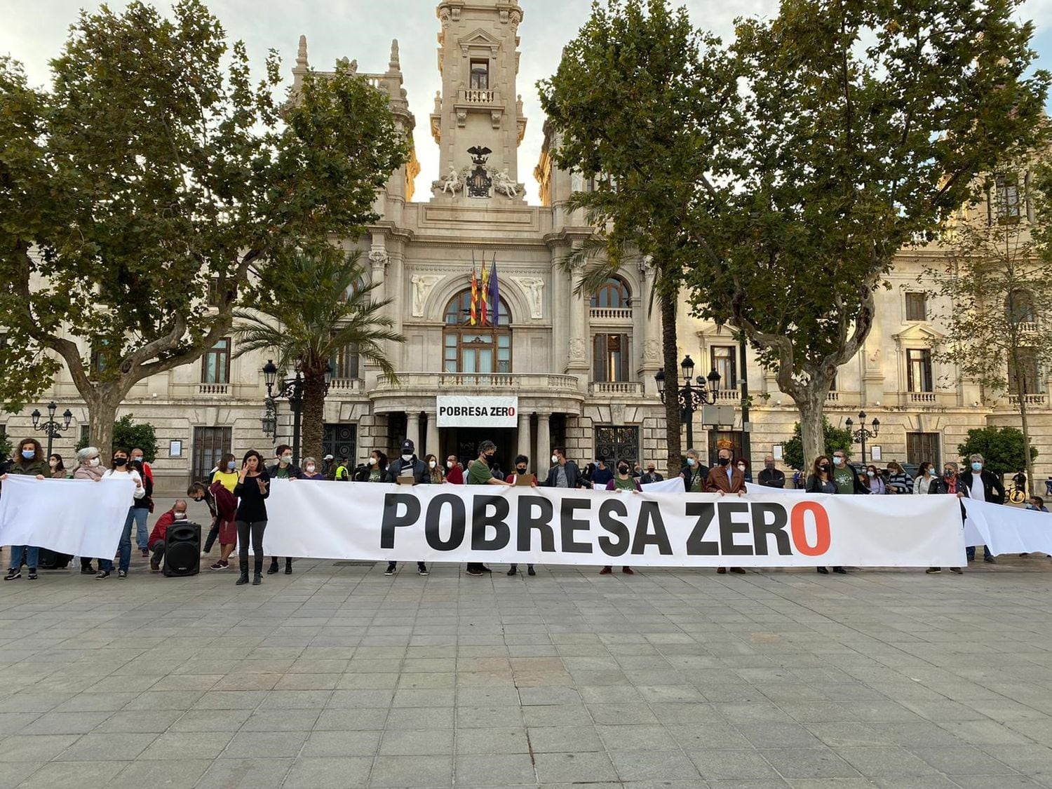 Cadena humana convocada por la asociación Pobresa Zero. EUROPA PRESS