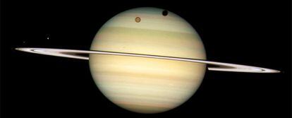 Cuatro de las lunas de Saturno pasan simultáneamente por delante del planeta.
