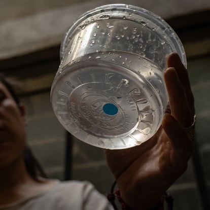 Una vecina de la colonia Del Valle sostiene una muestra de agua contaminada en su domicilio, en la Colonia de Valle, en Ciudad de México, el 10 de abril de 2024.