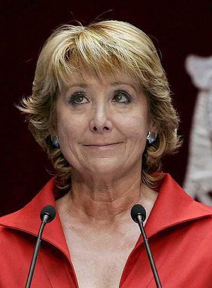 Esperanza Aguirre trata de aguantarse las lágrimas durante su discurso.