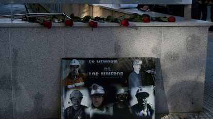 Homenaje a los mineros fallecidos en la entrada de los juzgados de León, este lunes.