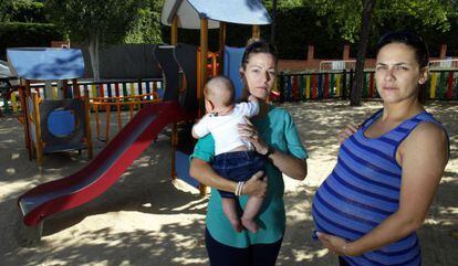 Ana Sanz, 33 años, y Susana Vela, 35, dudan de si les compensa trabajar con la subida de tarifas de la escuela infantil pública.