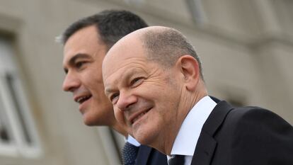 El canciller alemán, Olaf Scholz, junto al presidente del Gobierno, Pedro Sánchez, este miércoles en A Coruña.