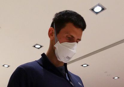 El tenista serbio Novak Djokovic, este domingo en el aeropuerto de Melbourne, Australia.