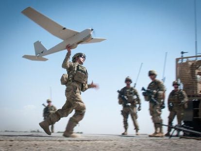 Un soldado ayuda en el lanzamiento de un drone en Afganist&aacute;n.