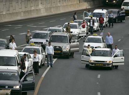 Conductores israelíes parados en una carretera de Tel Aviv mientras suenan las sirenas.