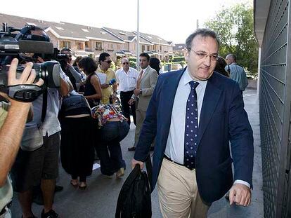 Javier Castro, portavoz de la familia Neira, entrando en el juzgado de Majadahonda el pasado lunes.