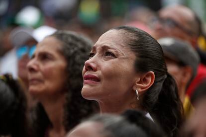 Una mujer llora durante el dicurso del nuevo presidente de Colombia, Gustavo Petro.
