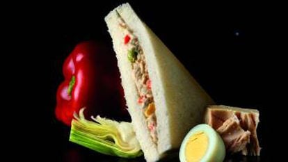 Sándwich de ensaladilla, creado en los años 50, el más vendido.