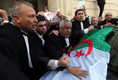 Varios abogados protestan este lunes en Argel contra la nueva candidatura de Abdelaziz Buteflika.