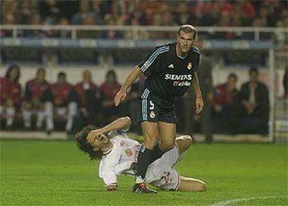 Pablo Alfaro cae al césped tras el manotazo en la cara que le dio Zidane.