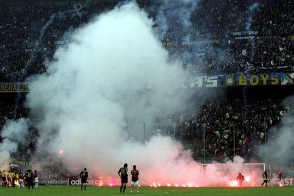 Aspecto general del estadio de San Siro en plena tormenta incendiaria