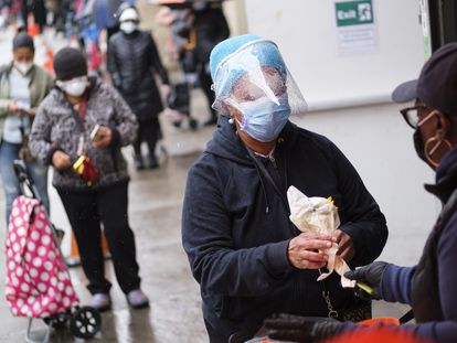 Habitantes de Nueva York hacen la cola para recibir productos donados por el Banco de Alimentos de la ciudad.