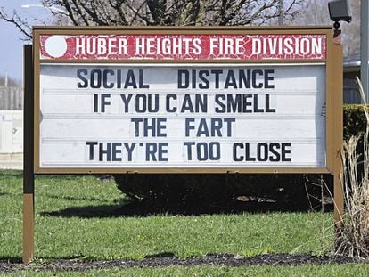Un cartel humorístico en un parque de bomberos en Huber Heights (Ohio).