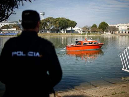 Un agente de la Policía Nacional observa al bote hidrográfico de la Armada 'Malaspina', durante las labores de batimetría en el río Guadalquivir para la búsqueda de Marta del Castillo.