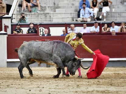 Fernando Robleño torea al natural al cuarto toro de la tarde.