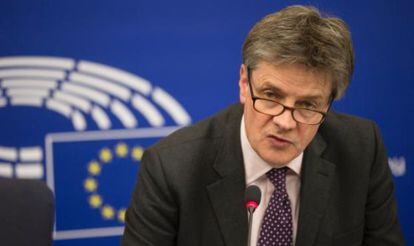 El comisario europeo de Estabilidad Financiera, Jonathan Hill, este martes en el Parlamento Europeo.