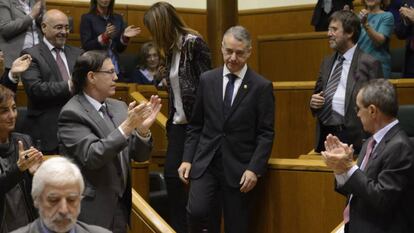 Urkullu aplaudido por dos de sus consejeros salientes, Gatzagaetxebarria a la izquierda y abajo a la derecha, Ángel Toña.