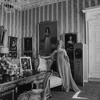 De nuevo la Duquesa de Alba llevando uno de sus diseños en el salón Goya del Palacio de Liria. En la misma sesión de fotos para Vogue en 1962.