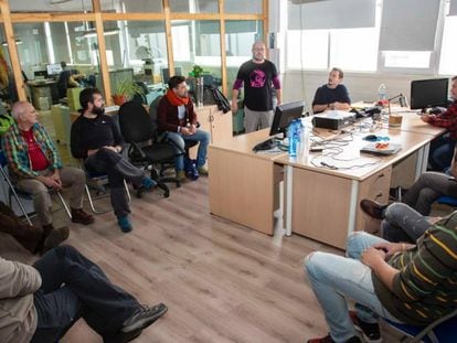 Un momento de la reunión de ciudadanos del colectivo LGTBI, este sábado en Soria. 