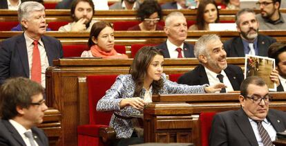 Inés Arrimadas (c), en el Parlamento catalán.