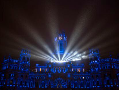 Fachada del Palacio de Cibeles iluminada la noche del viernes dentro del festival LuzMadrid.