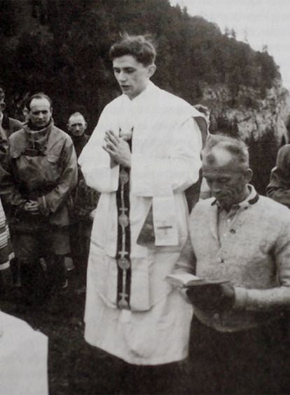El joven Joseph Ratzinger celebra misa en las montañas de Ruhpolding (Alemania) en 1952.