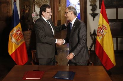 El expresidente Mariano Rajoy y el expresidente de Andorra, Antoni Martí, en la visita de enero de 2015.
