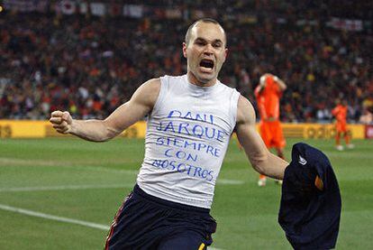 Iniesta celebra el gol del triunfo en la final mostrando una camiseta en homenaje a Dani Jarque