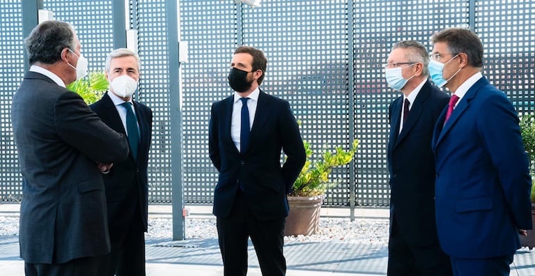 Pablo Casado, el miércoles, con los exministros José María Michavila, Ángel Acebes, Alberto Ruiz-Gallardón y Rafael Catalá.