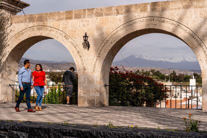 Una pareja pasea por el mirador de Yanahuara, desde el que se tiene una de las mejores vistas de la ciudad.