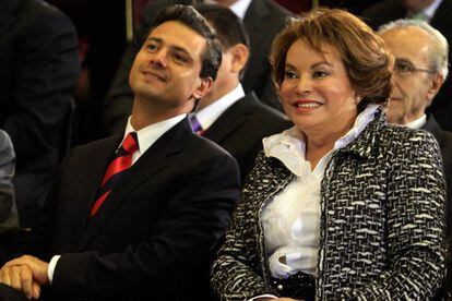 Enrique Pe&ntilde;a Nieto y Elba Esther Gordillo en diciembre de 2010.