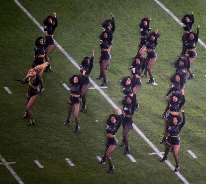 La 'formación' de Beyoncé sobre el terreno de juego de la final.