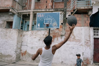 Jóvenes juegan en una cancha del barrio de Carapita en Caracas.
