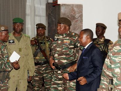 El general Abdourahamane Tchiani, declarado nuevo jefe de Estado de Níger tras el golpe, llega a una reunión con varios ministros el pasado 28 de julio en Niamey.