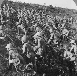 Tropas británicas en su avance hacia Galípoli el 6 de agosto de 1915