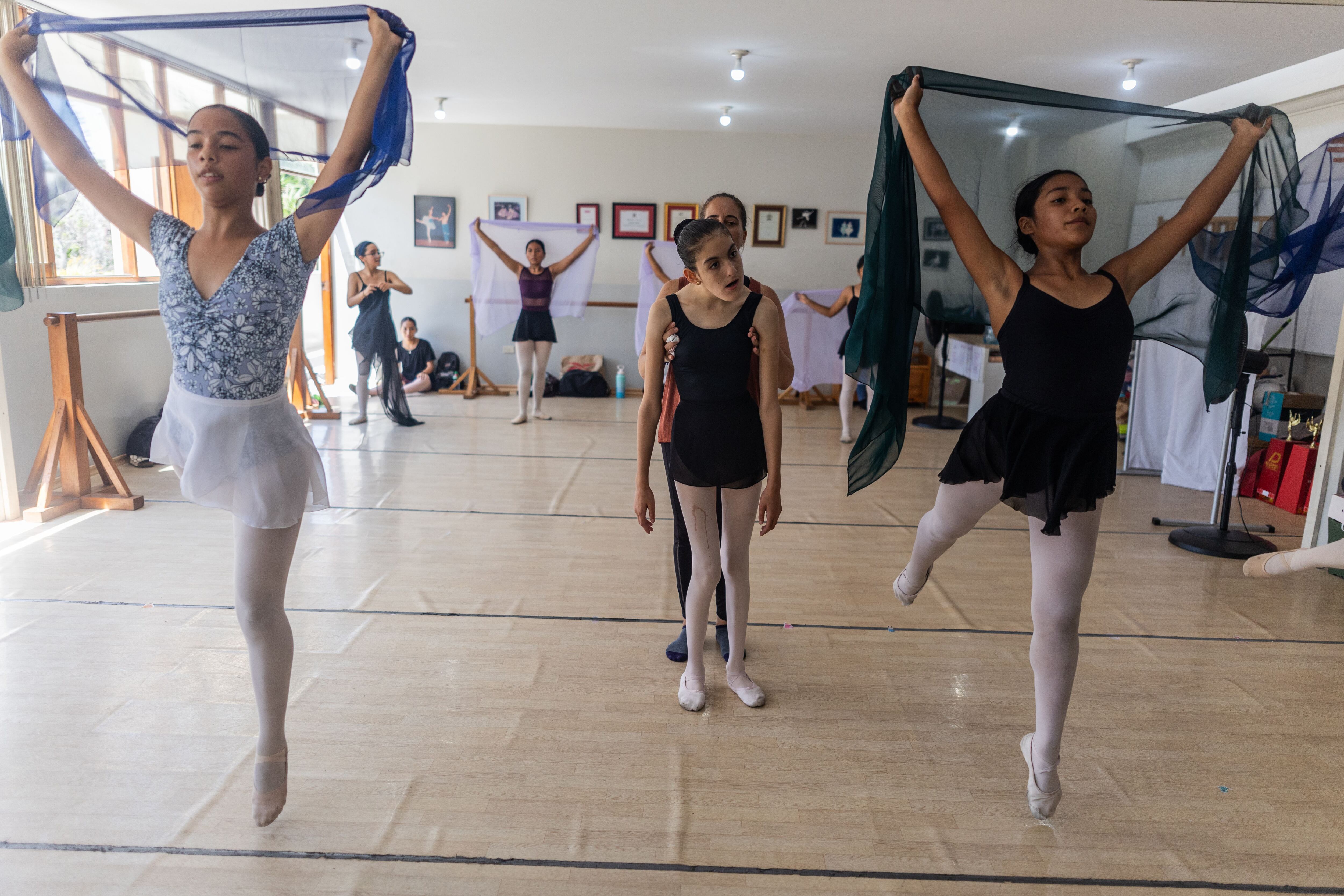 Lucia Viacava, alumna con parálisis cerebral, asiste a una clase de ballet. 