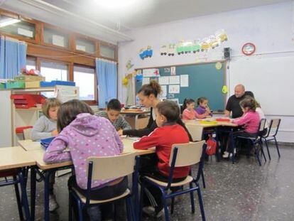 Una madre y un padre en un aula del colegio Jaume I el Conqueridor.