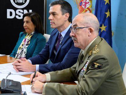 Pedro Sánchez, Margarita Robles y el jefe del Estado Mayor de la Defensa saludan a las tropas españolas. En vídeo, Maragall (ERC) habla sobre las negociaciones con el PSOE.