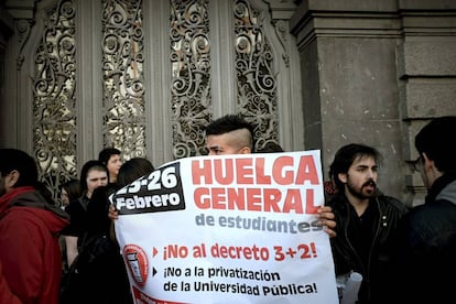 Un grupo de estudiantes se manifiesta frente al Ministerio de Educaci&oacute;n en la convocatoria de huelga de febrero de 2015. 