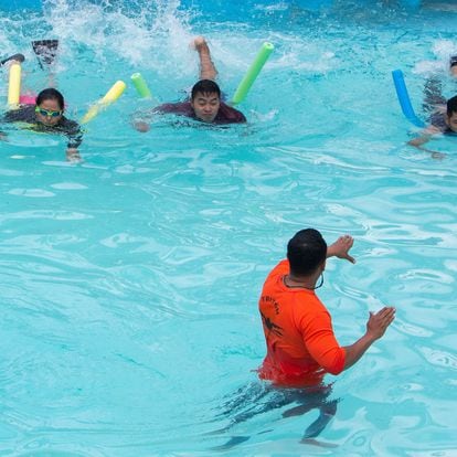 Un grupo de nicaragüenses asiste a clases de natación para poder llegar a EE UU a través del Río Bravo.