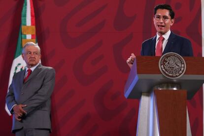 Andrés Manuel López Obrador en compañía de Roberto Velasco, director general para América del Norte de Cancillería, durante una conferencia el 22 de octubre.