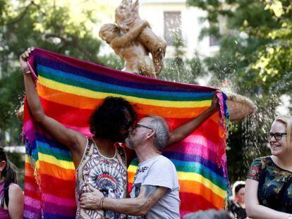 Una pareja se besa durante la manifestación del Orgullo 2019, en Madrid.
 