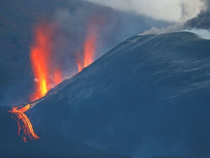 Imagen del volcán de La Palma desde el mirador de Tajuya, este domingo.