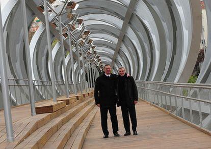 El alcalde Alberto Ruiz-Gallardón y el arquitecto Dominique Perrault en la inauguración del puente de Arganzuela.
